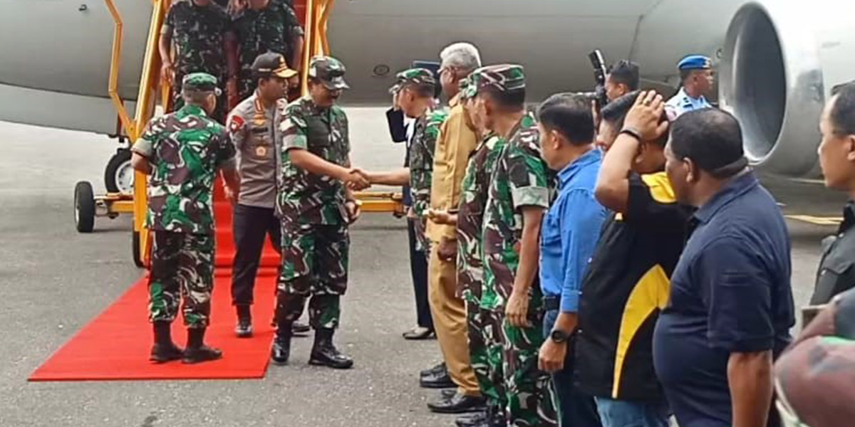 tiba-di-timika-panglima-dan-kapolri-langsung-rapat-internal